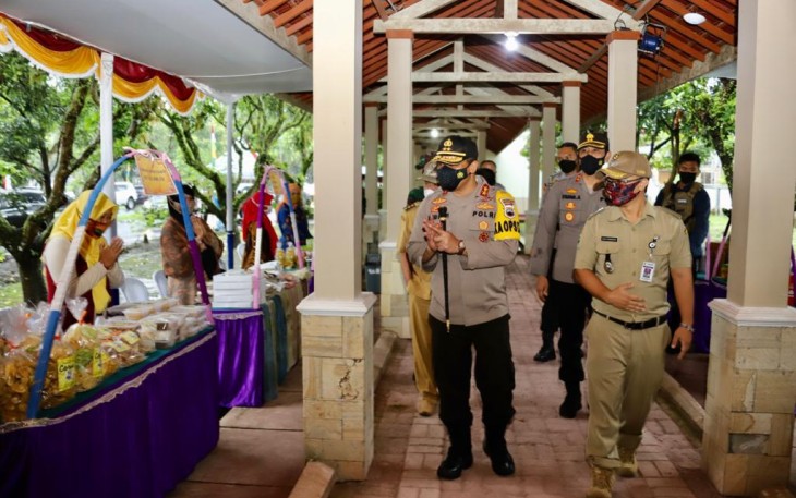 Kapolda Jateng Irjen Pol Drs Ahmad Luthfi SH, S.ST, MK melakukan pengecekan Posko PPKM Skala Mikro yang ada di Desa Bawang Kecamatan Bawang Banjarnegara, Selasa (16/3/2021). 