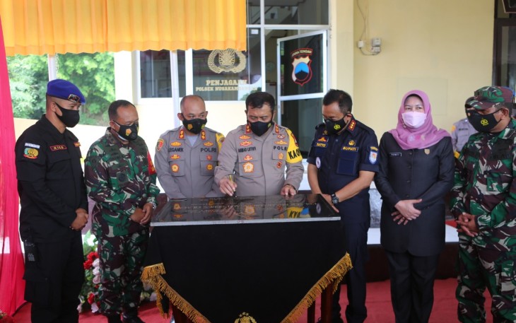 Kapolda Jateng Irjen Pol Ahmad Luthfi resmikan Polsek Nusakambangan, Cilacap, Selasa (16/3/21).