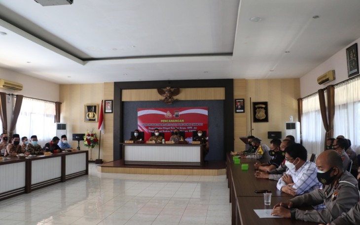 Kapolres Kendal AKBP Raphael Sandy Cahya Priambodo didampingi Bupati Kendal Dico M Ganinduto menandatangani pencanangan pembangunan zona integritas Polres Kendal Kamis (18/03/2021) di aula Mapolres Kendal.