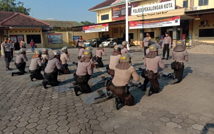 Sat Sabhara Polres Pekalongan Kota secara intensif seluruh anggota yang terlibat digembleng dengan latihan dalmas (pengendalian massa), yang dilaksanakan di halaman Polres Pekalongan Kota seminggu 2 (dua) kali Kamis,( 18/03/2021 )