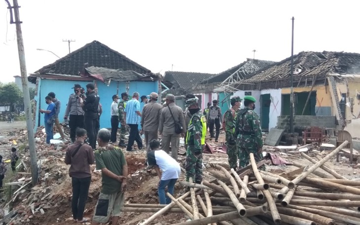 Sejumlah petugas gabungan dari Kodim 0736/Batang, Polres dan Satpol- PP melakukan pengamanan pada pembersihan lokasi yang akan dijadikan Islamic Center Batang (ICB) di Dukuh Petamanan, Kecamatan Banyuputih, Kabupaten Batang, Kamis (18/3/21).
