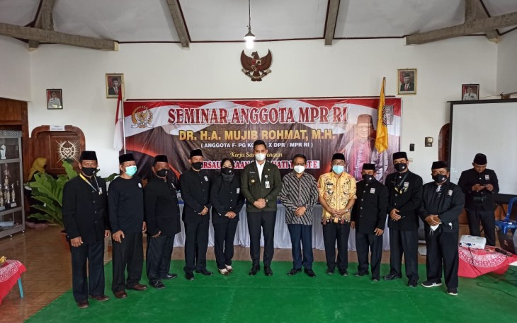 Persaudaraan Setia Hati Teratai menggelar Seminar bersama anggota MPR RI Dr. Mujib Rohmat, M.H. dari Anggota fraksi partai Golkar komisi x DPR MPR Ri, bertempat di Padepokan persaudaraan Setia hati teratai cabang Kendal  sekretariat jalan Umar Desa Jenarsari, Kecamata Gemuh Kabupaten Kendal Jawa Tengah. Jumat (19/03/2021).