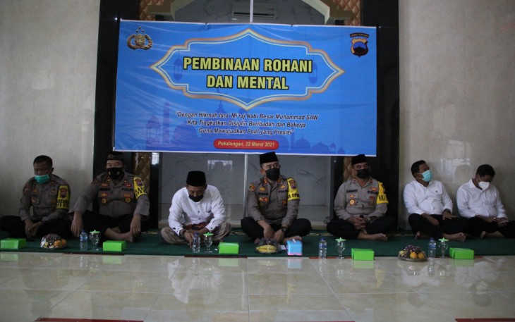 Kapolres Pekalongan Kota Polda Jateng AKBP M. Irwan Susanto, S.I.K, S.H.,M.H., menghadiri peringatan Isra' Mi'raj Nabi Besar Muhammad SAW 1442 H, yang digelar di Masjid Nur Hidayah Polres Pekalongan Kota Polda Jateng, Senin (22/3/2021).