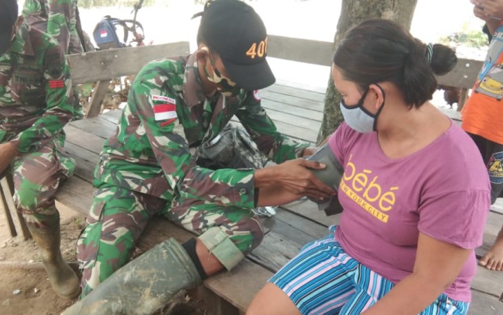 Satgas Pamtas RI-MLY Yonif 407/PK melaksanakan kegiatan pelayanan kesehatan di Desa Sungai Seria, Kecamatan Ketungau Hulu, Kabupaten Sintang, Kalimantan Barat. Senin (22/03/2021).