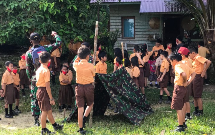 Personel Satgas Pamtas RI-MLY Yonif 407/PK melatih anak-anak Pramuka dalam mendirikan tenda, di SDN 08 Muakan yang berada di Dusun Muakan Hulu, Ds. Muakan Petinggi, Kec. Ketungau Hulu, Kab. Sintang, Kalimantan Barat. Rabu (24/03/21).