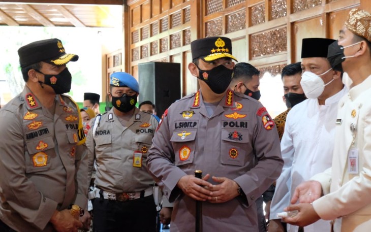 Kapolri Jenderal Listyo Sigit Prabowo  meninjau kegiatan Vaksinasi Massal Para Ulama, Tokoh Lintas Agama, Santri, Dosen dan Guru di Pendapi Gedhe Balikota Surakarta, Kamis (25/03/2021).