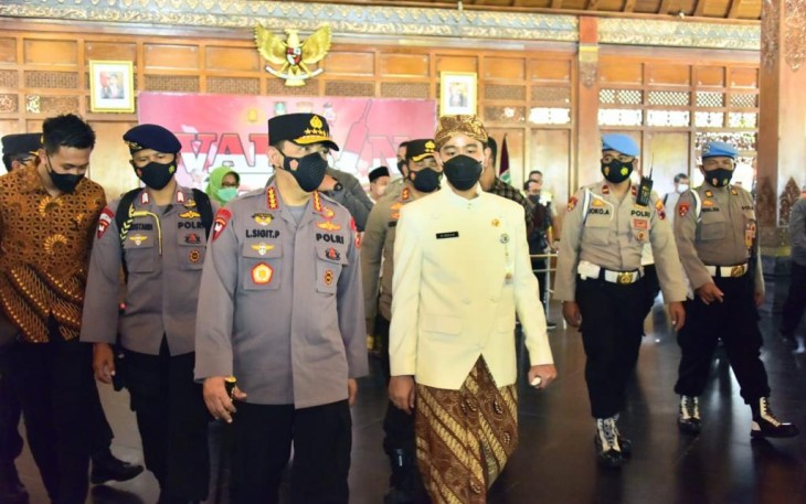Kapolri Jenderal Polisi Listyo Sigit Prabowo terus memantau kelancaran program vaksinasi nasional. Kali ini, jenderal bintang itu bergerak ke Solo, Jawa Tengah.