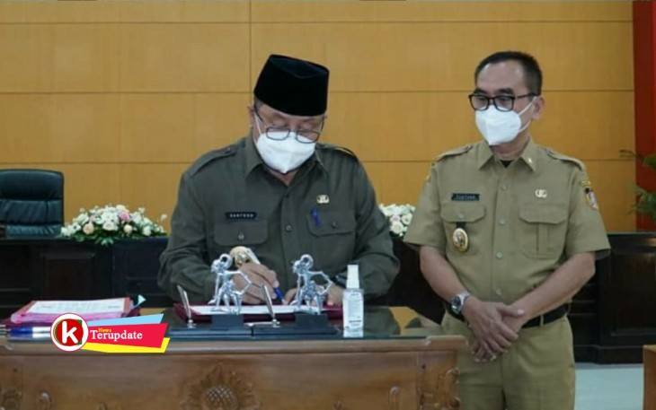 Walikota Santoso Didampingi Wawali Tjutjuk Sunario Tanda Tangani Pakta Integritas Visi Misi Blitar Keren (foto : Faisal NR / Klikwarta.com Blitar) 