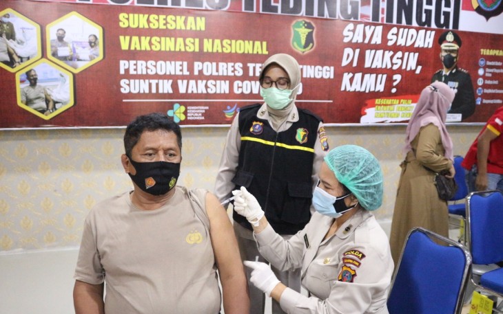 Personil Polres Tebing Tinggi Ikuti Giat Vaksinasi Covid-19