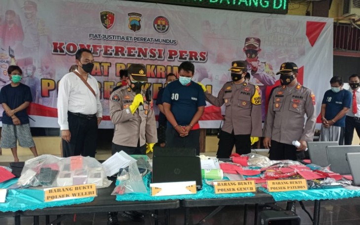 KasiHumas Polres Kendal, Polsek Patebon laksanakan pers rilis terkait tindakan penggelapan sepeda motor di Patebon