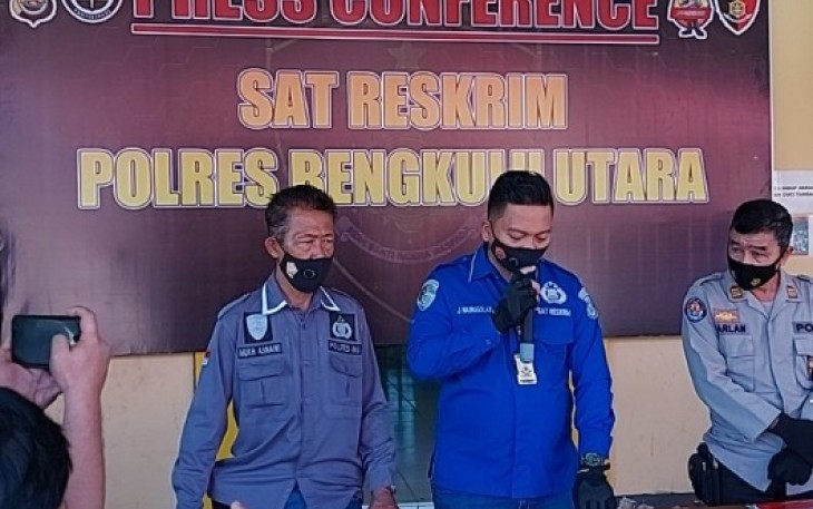 Kasat Reskrim AKP Jery A Nainggolan SIk Saat Melakukan Konferensi Pers 