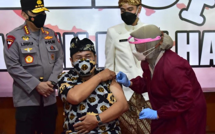 Bersama Wali Kota Solo Kapolri Tinjau Vaksinasi Dosen dan Pemuka Lintas Agama