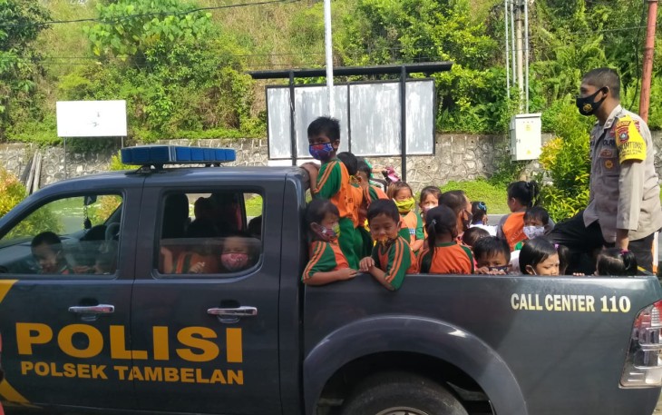 Murid TK Kandil Bahar Kunjungi Mapolsek Tambelan 