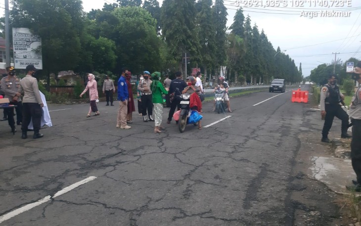 Polwan Bagikan Takjil di depan Mapolres Bengkulu Utara. Inews TV/Ismail Yugo