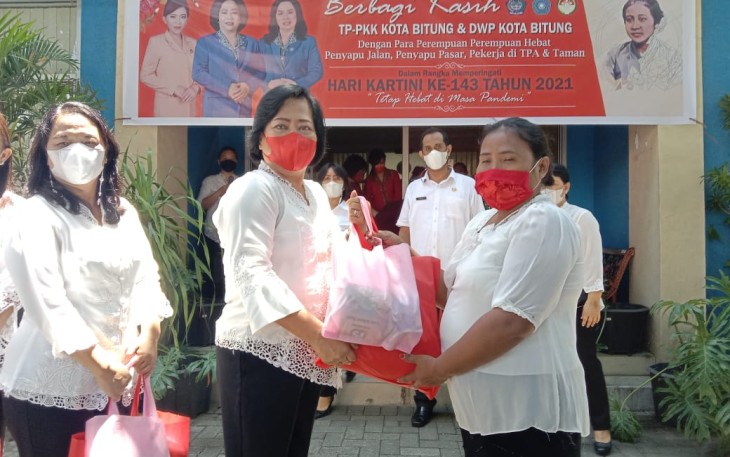 Ketua Tim penggerak PKK kota Bitung saat berbagi bersama ibu ibu pekerja lapangan