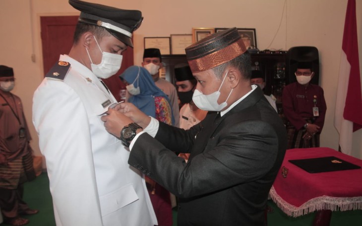 Wakil Bupati Lingga Neko Wesha Pawelloy melantik Syawan Akbar sebagai pejabat sementara Kepala Desa 
