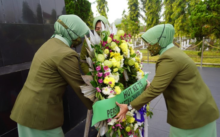 Tanamkan nilai kejuangan para pahlawan kusuma bangsa, Persit Kartika Chandra Kirana Koorcab Rem 071 PD IV/Diponegoro ajak anggotanya ziarah ke makam pahlawan. 