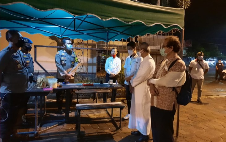 Kapolres Pekalongan Kota AKBP M Irwan Susanto, S.I.K,SH,MH,  melakukan pengamanan langsung bersama anggota yang terseprint  jaga gereja, Kamis malam (1/4/2021). 