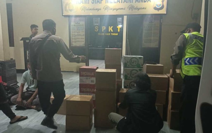 Gabungan Personil Polsek Kaur Tengah dan Koramil Amankan Mobil Bermuatan Miras