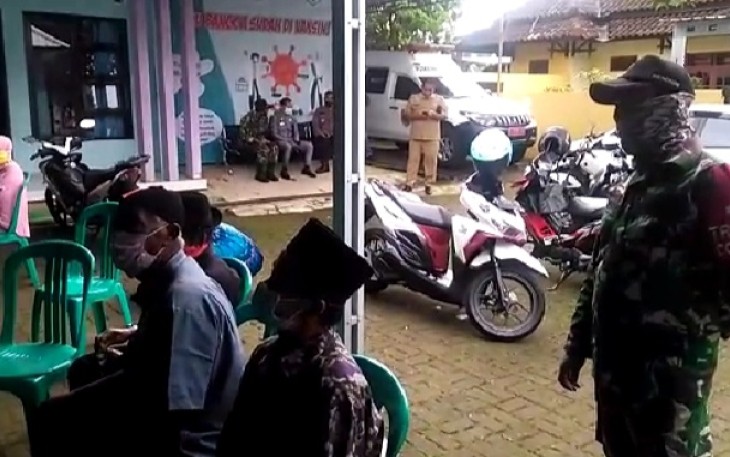 Babinsa Koramil 05/Reban jajaran Kodim 0736/Batang melakukan pendampingan 50 orang lansia dari warga binaan untuk menerima suntikan vaksinasi Covid- 19 tahap I, yang bertempat di Puskesmas Reban, Kecamatan Reban, Kabupaten Batang, Senin (5/4/21)
