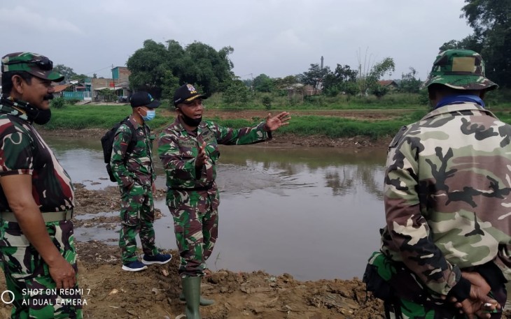 Dansektor 7 Satgas Citarum Kolonel Inf Jefson Marisano usai melaksanakan peninjauan di bantaran sungai Citarum wilayah Desa Bojongmalaka dan bantaran sungai wilayah Desa Pangauban