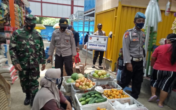 Anggota Koramil 19/Juwangi Kodim 0724/Boyolali dipimpin Sertu Triyadi melaksanakan kegiatan patroli prokes diwilayah  guna memberikan himbauan kepada warga binaannya, di Pasar Juwangi Kecamatan Juwangi Kabupaten Boyolali.Selasa(06/04).‎