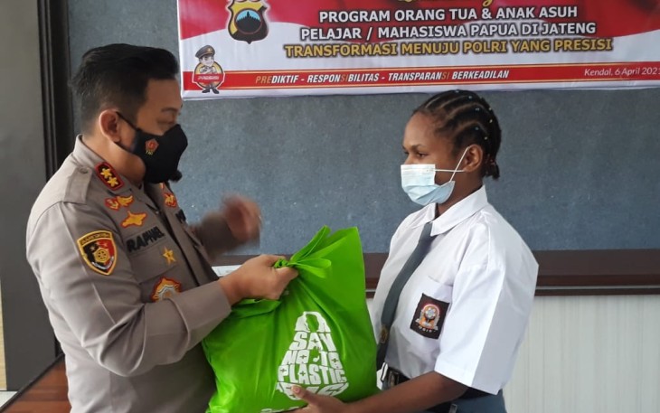 Kapolres Kendal AKBP RAPHAEL SANDY CAHYA PRIAMBODO ,S.I.K memberikan bantuan kepada Pelajar asli Papua 