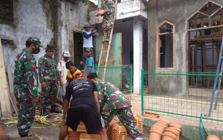 Koramil 12/Tulis jajaran Kodim Batang, Danramil bersama para Babinsanya membantu masyarakat merenovasi pembangunan Mushola Al-ikhlas di Dukuh Kepanjen, Desa Kebumen, Kecamatan Tulis, Kabupaten Batang, Selasa (6/4/21)
