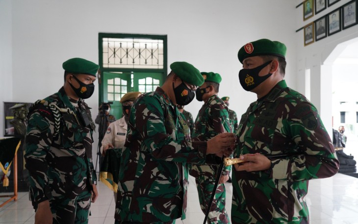 Komandan Korem 072/Pamungkas Brigjen TNI Ibnu Bintang Setiawan, S.I.P.,M.M., memimpin Serah Terima Jabatan (Sertijab) Kasiren Korem 072/Pmk dari Kolonel Inf Stefanus Satrio Aribowo S.H kepada Letkol Inf Denny Marantika dan Dandim 0734/Kota Yogyakarta dari Kolonel Arm Tejo Widhuro, S.Sos., M.Si., kepada Letkol Inf Erwin Ekagita Yuana, S.I.P., M.Si.. bertempat di Serambi Makorem 072/Pamungkas, Jl. Reksobayan No.4, Ngupasan, Daerah Istimewa Yogyakarta. Rabu (7/4/2021) 