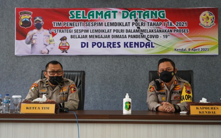 Kegiatan Penelitian Sespim Lemdiklat Polri Tahap I TA. 2021 dengan Tema "Stategi Sespim Lemdiklat Polri dalam Melaksanakan Proses Belajar Mengajar dimasa Pandemi Covid 19" bertempat di Aula Mapolres Kendal, Kamis (08/04/2021) Pukul 09.00 s.d. 11.30 WIB, 