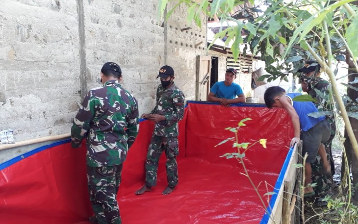 perbatasan, Satgas Pamtas Yonif 407/PK memberikan penyuluhan tentang budidaya ternak ikan lele kepada warga Dusun Semareh, Desa Semareh, Kecamatan Ketungau Tengah, Kabupaten Sintang, Kalbar.