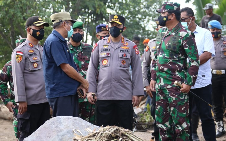 Panglima TNI Marsekal Hadi Tjahjanto dan Kapolri Jenderal Polisi Listyo Sigit Prabowo meninjau lokasi bencana alam banjir bandang dan tanah longsor di Nusa Tenggara Timur (NTT).