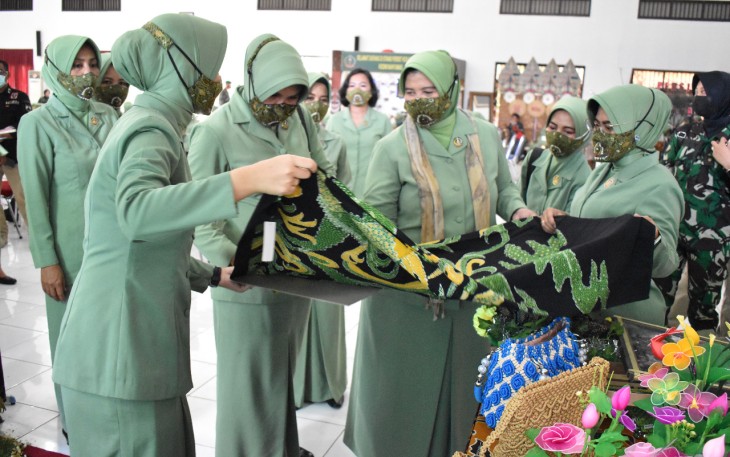 Ketua Persit Kartika Chandra Kirana Daerah IV/Diponegoro, Ny. Novi Rudianto, dalam lawatannya mendampingi Pangdan IV/Diponegoro Mayjen TNI Rudianto kunjungan kerja di Makorem 071/Wijayakusuma, 