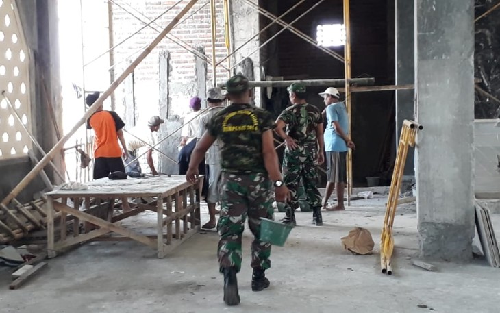 Koramil 11/ Warungasem jajaran Kodim Batang berbaur dengan masyarakat, bergotong royong kerja bhakti dalam pembangunan Masjid Tjolabudin di Desa Masin, Kecamatan Warungasem, Kabupaten Batang, pada Jumat (9/4/21) pagi.
