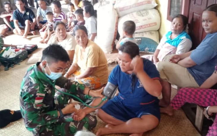 Satuan Tugas (Satgas) pengamanan perbatasan (Pamtas) RI-MLY Yonif 407/Padmakusuma memberikan pelayanan kesehatan kepada masyarakat.