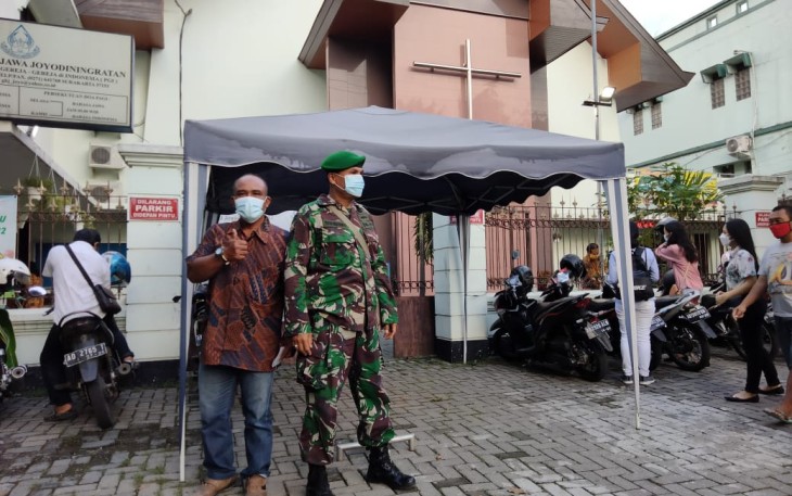 Bintara Tinggi Komunikasi Sosial (Bati Komsos) Koramil 03 Serengan Kodim 0735 Surakarta Pelda Tukiman  menghimbau setiap kegiatan masyarakat agar tetap mengedepankan Protokol Kesehatan dalam semua kegiatan  di GKJ Coyudan Jl. Dr. Rajiman Kel. Jayengan Kec. Serengan dan saat ini sedang berlangsung kegiatan Ibadah Mingguan, (11/04) 