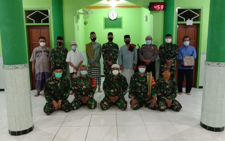 Komandan Kodim (Dandim) 0735 Surakarta Letkol Inf Wiyata S Aji SE,MDS, di dampingi Danramil 03 Serengan Kapten Inf Tri Sakti K adakan atau Gelar serta melaksanakan Safari Sholat Subuh Berjama'ah yang bertempat di Masjid Asy-Syukur Jl. Ontorejo RT 03 RW 13 Kelurahan Serengan Kecamatan Serengan Kota Surakarta, (13/04) 