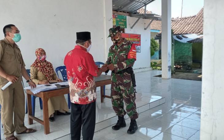 Babinsa Ngablak Koramil 17/Boyolali Kodim 0724/Boyolali , Pelda Kusnin dampingi masyarakat saat menerima Bantuan Langsung Tunai (BLT) Dana Desa tahap III di Balai Desa Ngablak, Kecamatan Wonosegoro, Kabupaten Boyolali.Selasa (13/04).