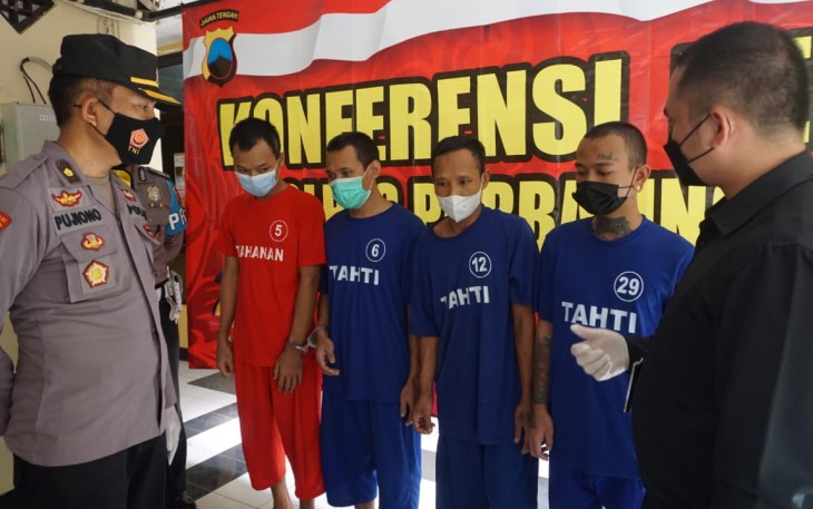 Sebanyak lima orang tahanan yang sempat kabur dari ruang tahanan Polres Purbalingga berhasil ditangkap kembali. Hal itu terungkap saat digelar konferensi pers di Mapolres Purbalingga, Rabu (14/4/2021) siang.