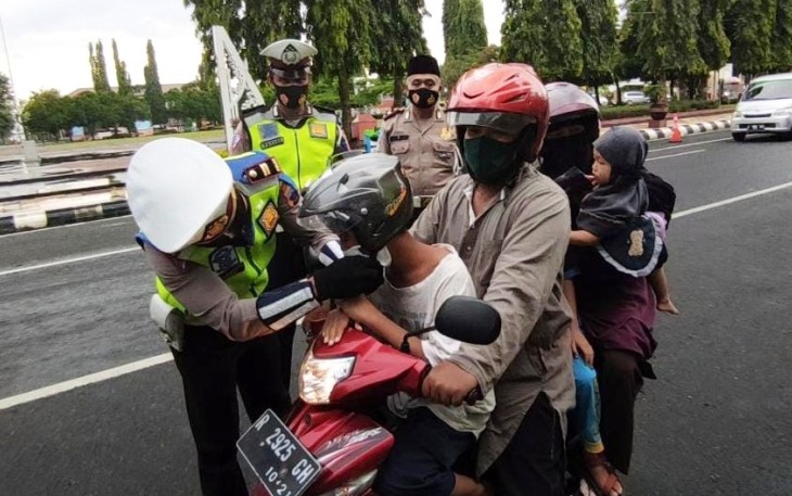 Aksi simpatik digelar Satlantas Polres Purbalingga dalam rangka Operasi Keselamatan Lalu Lintas Candi tahun 2021. Aksi tersebut digelar di lingkar utara Alun-alun Purbalingga, Rabu (14/4/2021) sore.