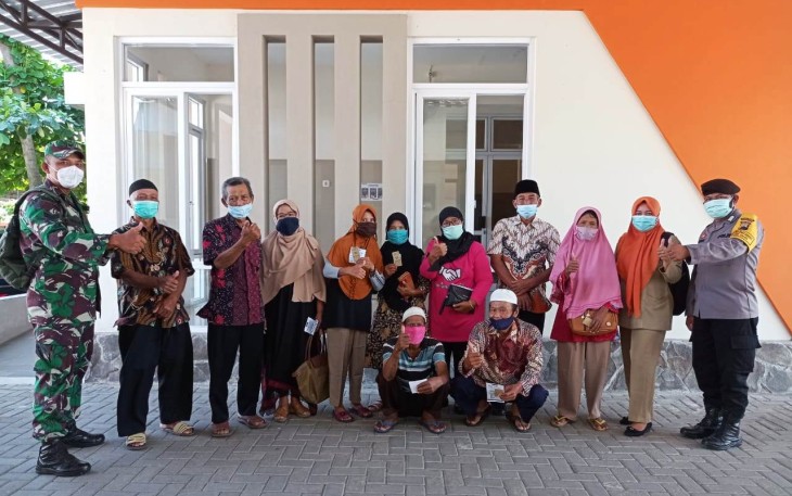  Babinsa Sambi Koramil 10/ Sambi Kodim 0724/Boyolali, Sertu Dwi Haryanto, melaksanakan pendampingan proses vaksinasi kepada Lansia di Rumah Sakit Assy Syifa  Kecamatan Sambi, Kamis  (15/04).