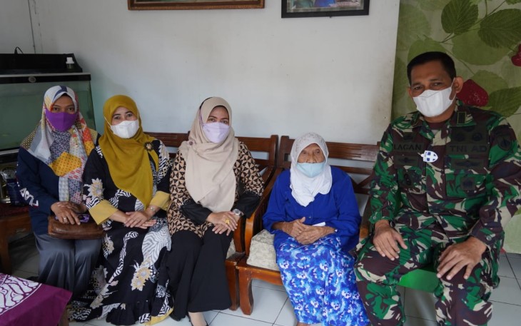 Komandan Korem 071/Wijayakusuma, Kolonel Inf Dwi Lagan Safrudin, S.I.P., beserta Ketua Persit Kartika Chandra Kirana Koorcab Rem 071 PD IV/Diponegoro Ny. Dewi Lagan Safrudin