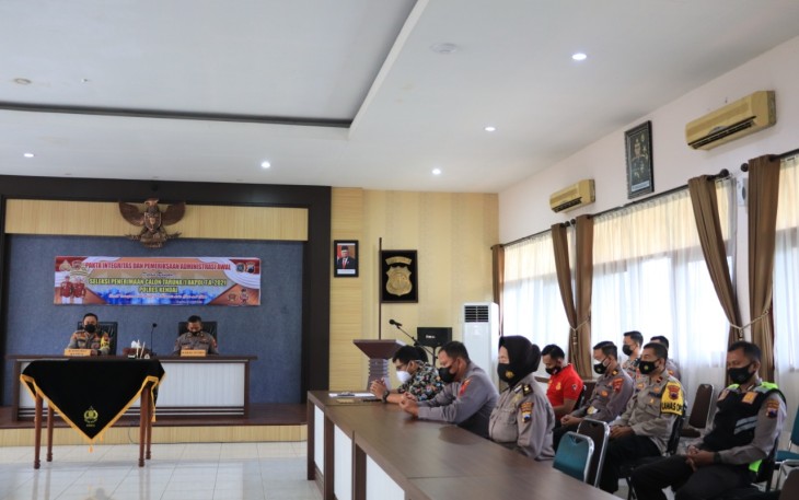 Kapolres Kendal memimpin penanda tanganan Pakta Integritas Penerimaan Anggota Polri  Tahun 2021 bertempat di Aula Mapolres Kendal pada hari Jum'at tanggal 16/4/2021.