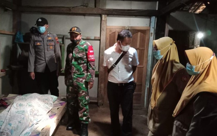 Anggota Polsek,Koramil Sukorejo serta petugas kesehatan dari Puskesmas 1 Sukorejo berada di TKP Senin 19/4/2021