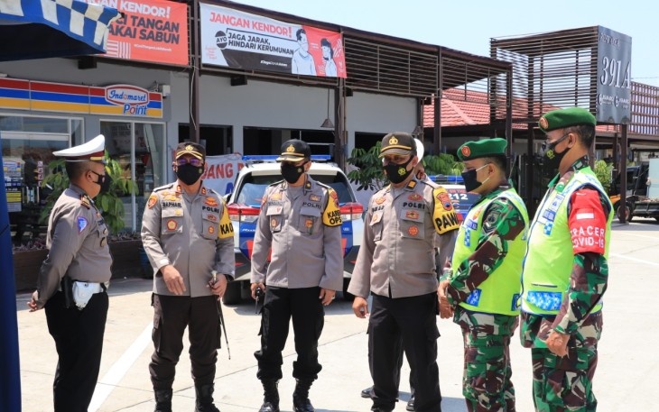 Kapolres Kendal AKBP Raphael Sandhy Cahya Priambodo, S.I.K. laksanakan pengecekan Pospam terkait kesiapan penyekatan jalur mudik 2021 untuk mencegah penyebaran Covid 19 di wilayah hukum Polres Kendal yang dilaksanakan di Pos Rest Area KM 391 A Rowobranten Kecamatan Ringinarum Kabupaten Kendal pada hari Senin 19/4/2021.