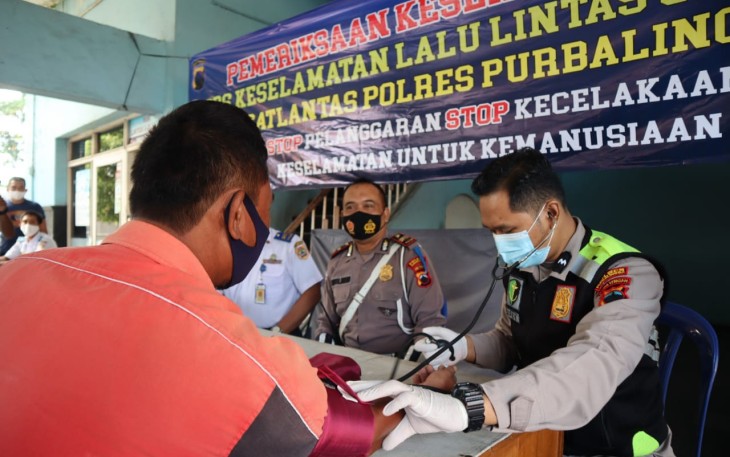 Satlantas Polres Purbalingga menggelar pemeriksaan kesehatan gratis bagi awak angkutan, Selasa (20/4/2021).