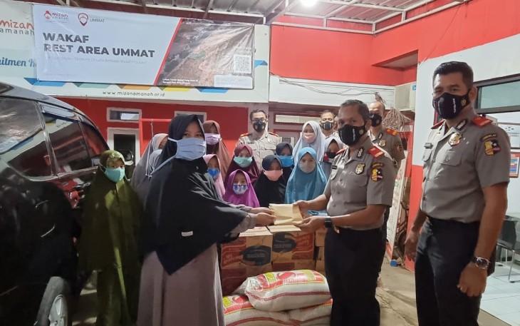 Serdik Sespimmen Angkatan ke-61 menggelar bakti sosial dengan memberikan bantuan kepada Lembaga Amil Zakat Nasional Mizan Amanah, di Jalan Karya Juang III, Cisaranten Kidul, Kecamatan Gedebage, Kota Bandung, Jawa Barat, tadi malam, Jumat (23/4/21)