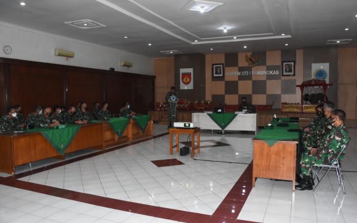 Danrem 072/Pmk Brigjen TNI Ibnu Bintang Setiawan, S.I.P., M.M didampingi para Kasi  Kasrem 072/Pmk dan Balak  jajaran Korem 072/Pmk menerima  kunjungan Rombongan  Tim Audit Itjen TNI Periode II TA 2021 yang di pimpin oleh Kolonel Pom Ridwan Djoko Leksono, S.E., bertempat di Ruang Serbaguna Makorem 072/Pmk. Senin (26/4/2021)