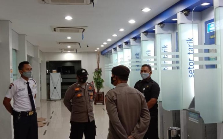 Polres Pekalongan Kota Polda Jawa Tengah tingkatkan patroli anjungan tunai mandiri (ATM) menindaklanjuti terjadinya peningkatan transaksi di mesin ATM wilayah setempat. Tujuan menerjunkan anggota patroli untuk mengantisipasi kerawanan tindak kriminal menjelang Idul Fitri 1442 H