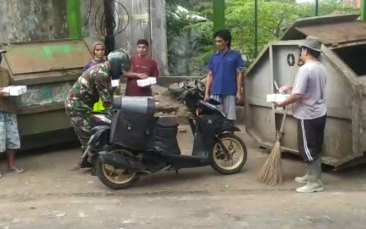 Rasa kepedulian selama bulan suci ramadhan Babinsa Koramil 16/Tingkir Kodim 0714/Salatiga semangat untuk berbagi, terlebih disaat suasana keprihatinan musibah pandemi virus corona. Senin (26/04/2021).